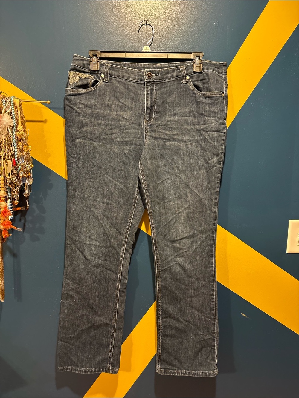 CJ Banks Medium Wash Mid-Rise Embroidered Pockets Straight Leg Jeans GUC